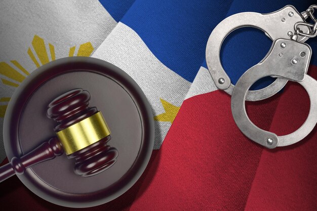 어두운 방에 판사 망치와 수갑이 있는 필리핀 국기 판단 주제에 대한 범죄 및 처벌 배경 개념