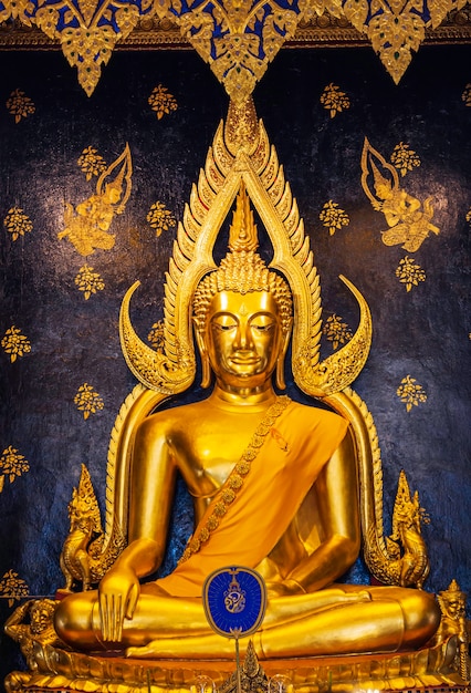 タイ、ピッサヌローク-2021年2月23日：ワット・プラ・スリ・ラタナ・マハタート寺院、ピッサヌローク県の黄金仏像、名前はタイのピッサヌローク、プラ・ブッダ・チンナラットです。