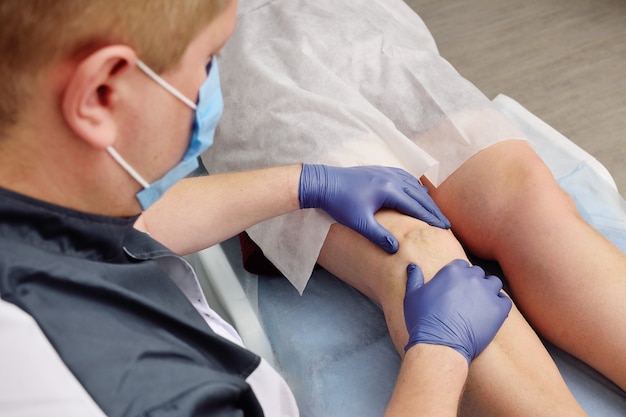 Photo a phlebologist or vascular surgeon examines the varicose veins