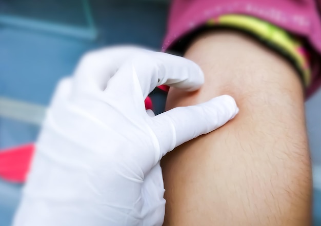 Foto il flebotomo raccoglie il sangue in ospedale per l'analisi biochimica.