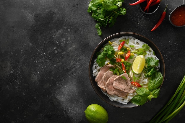 Pho bo-soep met rundvlees in kom op Vietnamese keuken met zwarte achtergrondkleur