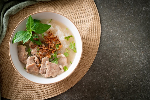 Pho Bo Vietnamese soep met varkensvlees en rijstnoedels - Vietnamese eetstijl