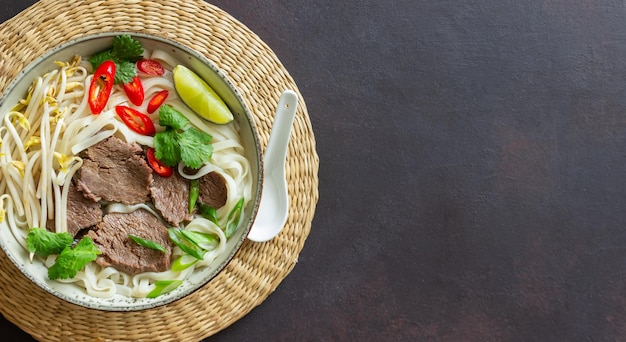 포보(Pho Bo) 쇠고기를 곁들인 베트남식 수프 아시아 음식 전국 요리