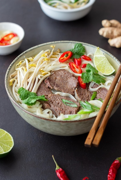 Zuppa vietnamita pho bo con carne di manzo cibo asiatico cucina nazionale