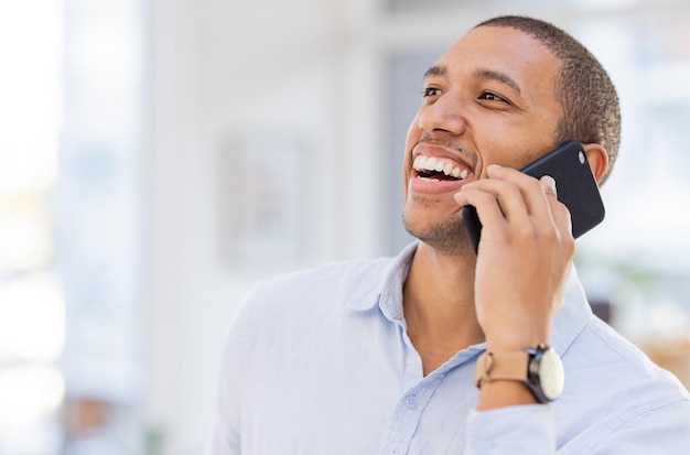 Foto comunicazione tramite telefonata e uomo di colore in ufficio successo di avvio della rete e notizie online felice lavoratore manager professionista o capo che parla su smartphone per opportunità di carriera o contattaci