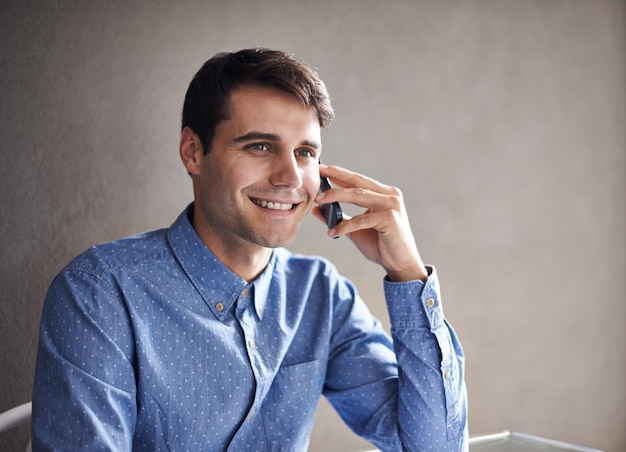 B2B ネットワーク プロフェッショナルな企業とスマートフォンでコミュニケーションを取るためにオンラインチャットとスピーチ