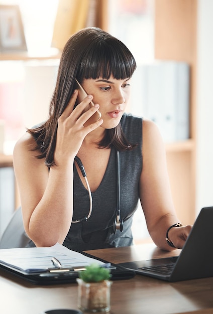 Telefonata donna e medico su laptop che parlano o conversano in clinica ospedaliera assistenza sanitaria informatica e medico femminile con smartphone mobile per telemedicina in rete o chat