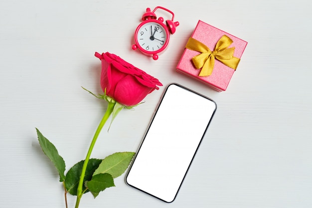 Telefono copia spazio con rose rosse uno, orologi, confezione regalo