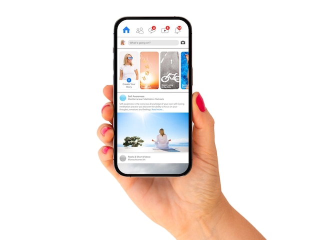 Телефон в руке с макетом приложения для социальных сетей на экране