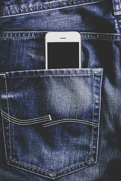 Foto telefono nella tasca dei jeans