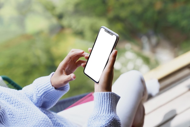 Белый экран мобильного телефона в руке, пустой экран легко заменить интерфейс приложения