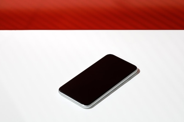 Telefono mockup cellulare con schermo nero vuoto cellulare smartphone mockup dispositivo parete rossa