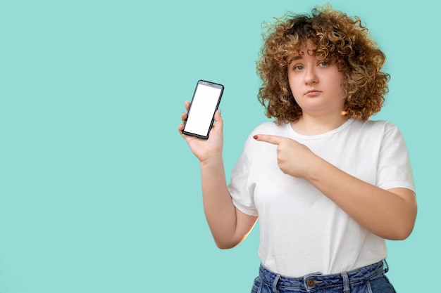 Фото Телефон макет мобильных технологий женщина с избыточным весом