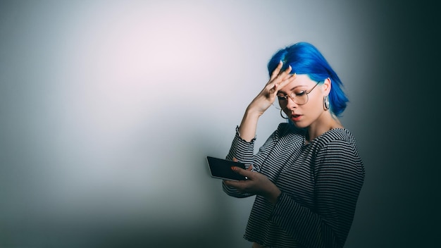전화 문제 스팸 메시지 사이버 괴롭힘 밝은 어두운 스포트라이트 그라데이션 복사 공간 배경에 셀 모형 화면으로 스트레스를 받은 여성