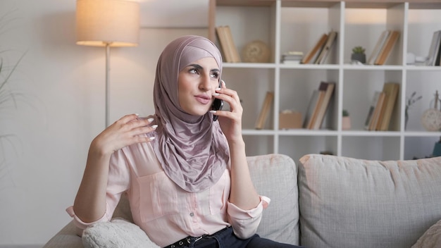 Foto parla al telefono, comunicazione cellulare, donna a casa, divano.