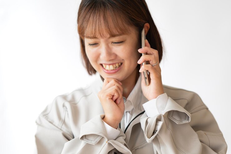 Photo 電話と考える女性