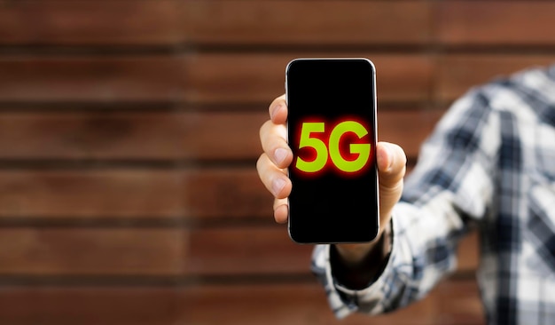 빠른 차세대 네트워크 개념에 5g 연결 텍스트가 있는 전화기