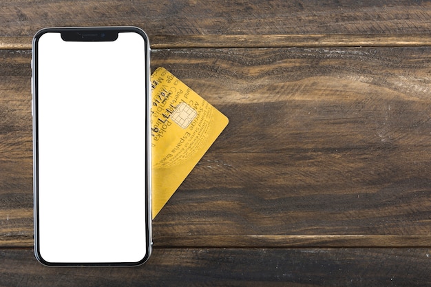 Foto telefono con carta di credito sul tavolo