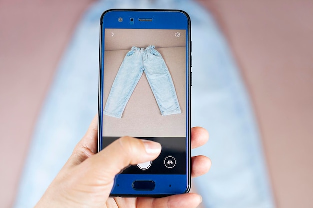 Telefono con una foto del primo piano dei jeans