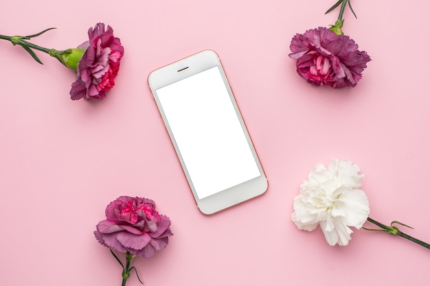 Telefono con fiori di garofano viola e bianco