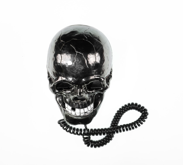 Foto telefono con disegno del cranio isolato su priorità bassa bianca