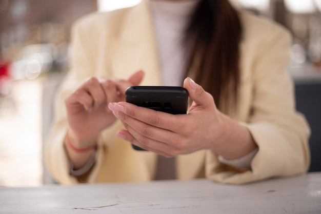 Телефон в руке женщины в кафе