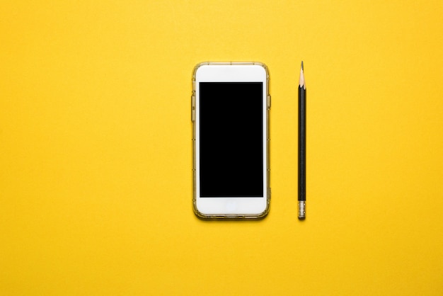 Фото Телефоны, устройства связи размещены на желтом фоне концепция технологии с копией пространства