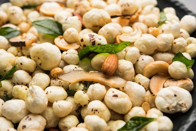 Phool Makhana Chivda is een knapperige gezonde snack uit India, perfect voor bij de thee. Geserveerd in een kom of bord. Selectieve focus