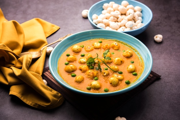 Phool Makhana Matar Gravy Sabzi of Lotus Seeds erwtencurry is een Indiaas recept