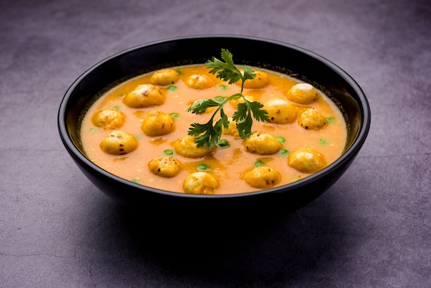 Phool Makhana Matar Gravy Sabzi of Lotus Seeds erwtencurry is een Indiaas recept