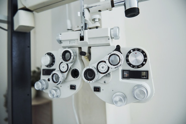 オフィスに立っているフォロプター。美しい白い部屋の眼科医のデバイス。