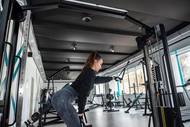 Photo photo of an active woman in sportswear doing sports