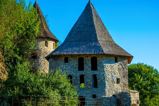 カムヤネツ・ポディルスキーの城の古代の石造りの塔の写真