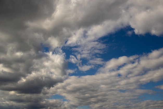 Photo atmospheric blue sky with heavy thunderclouds