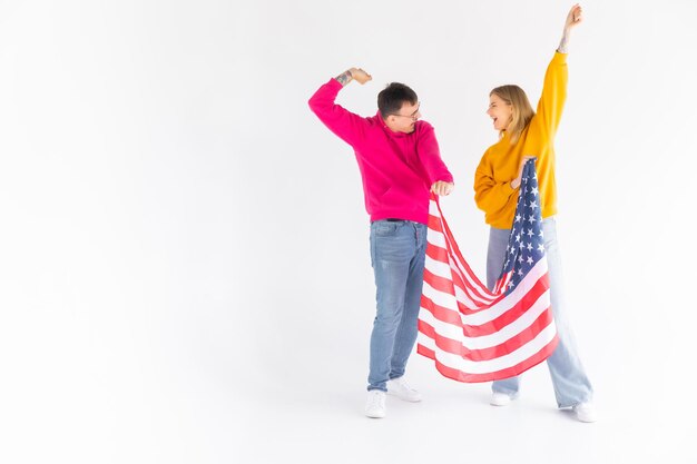 Photo photo of attractive multiethnic couple man and woman wrapped in american flag