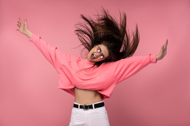 Foto la foto della giovane donna attraente con gli occhiali si diverte a ballare con la musica