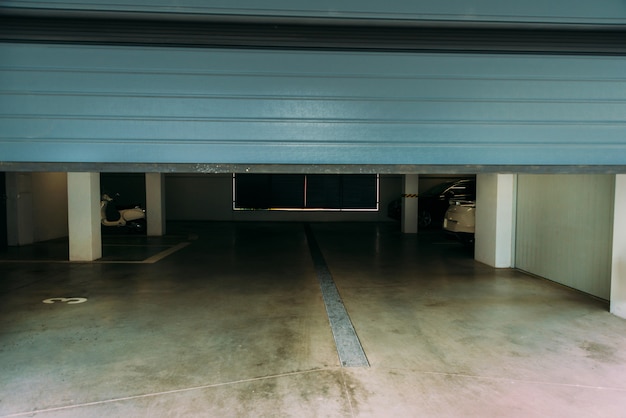 Photo photo of an automatic closing blue pvc door of a garage.