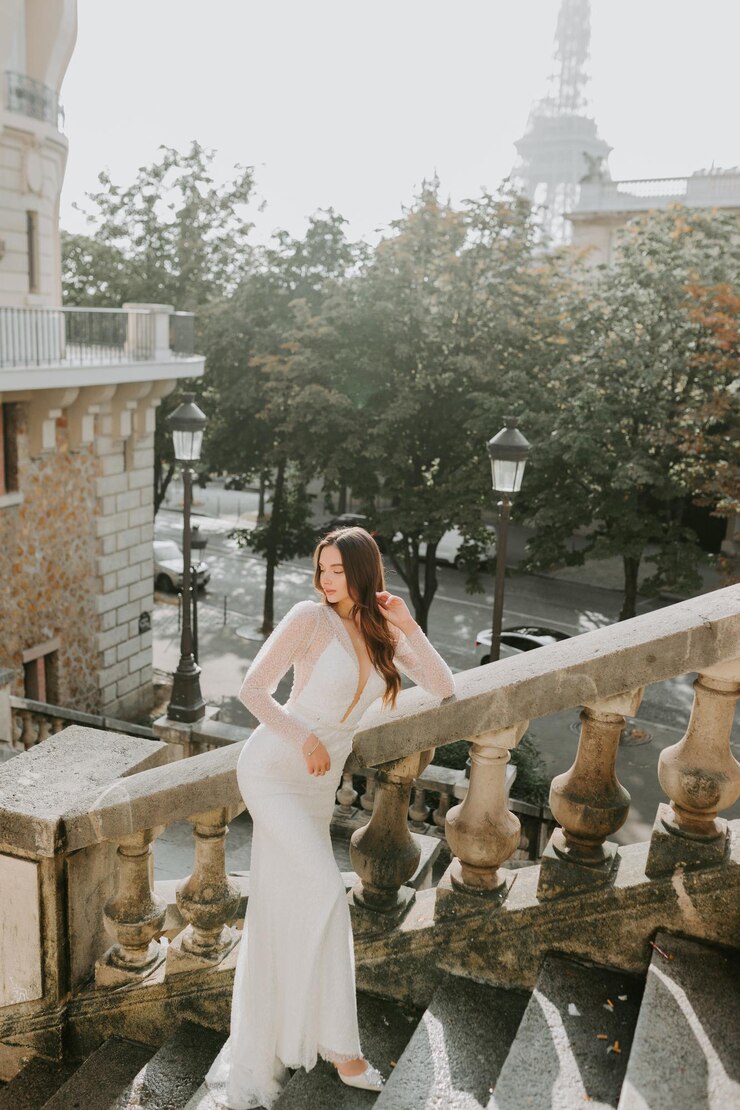 フランスの豪華なウェディングドレスの美しいブルネットの花嫁の写真