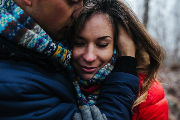 Photo beautiful couple in winter forest close angle