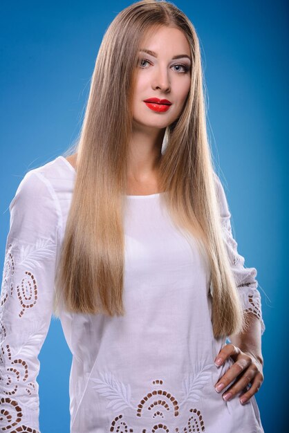 Photo photo of a beautiful and cute female model on the set in the studio