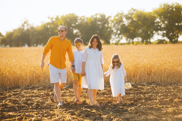 Foto di una bella famiglia che si gode del tempo fresco e piacevole insieme