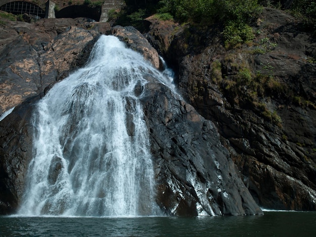 Photo beautiful high waterfall on the goa near where Passing trains