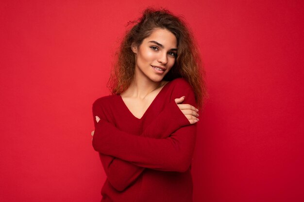 Photo photo of beautiful positive smiling adult woman wearing stylish clothes standing isolated on colorful background with copy space looking at camera.