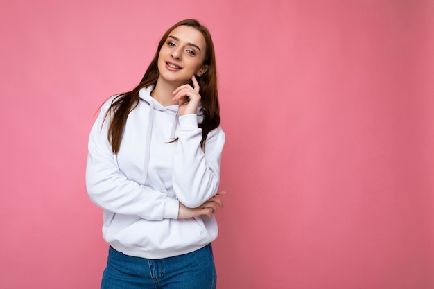 Foto di una bella donna adulta sorridente positiva che indossa abiti eleganti in piedi isolata su