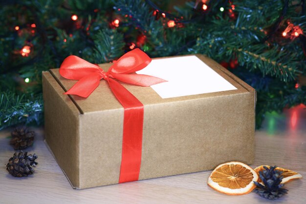 Фото красивой подарочной рождественской коробки с красной лентой и пустым местом для копирования карты