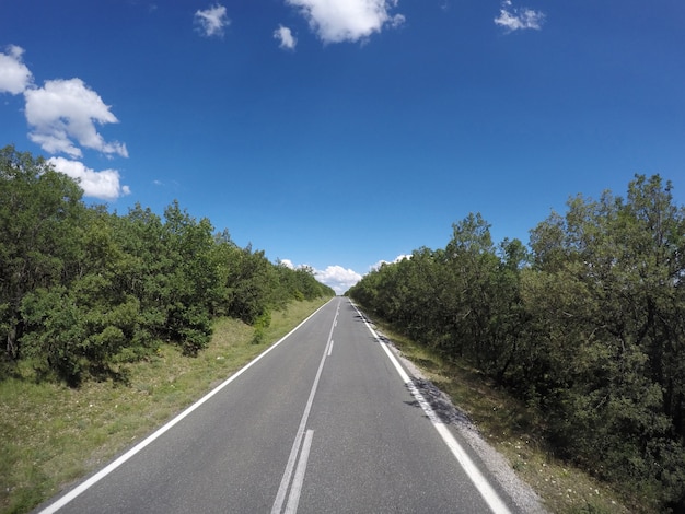 Foto di bella strada sul cielo soleggiato in grecia