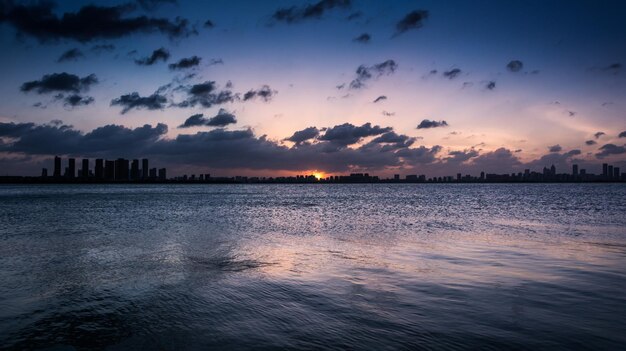 Photo beautiful sunset evening over the city