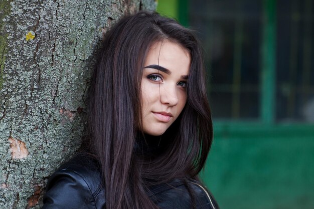 Photo photo of a beautiful young brunette girl in the park