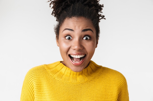 Photo photo of a beautiful young shocked emotional woman posing over white wall.