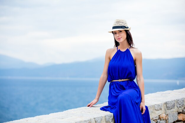 ギリシャの階段に座っている美しい若い女性の写真